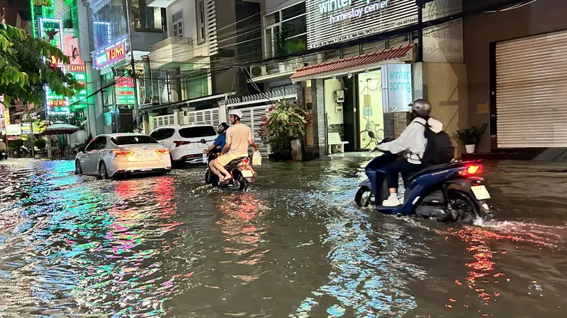 Nhiều tuyến đường ở TP Cần Thơ bị ngập thường xuyên khi có mưa hoặc triều cường lớn
