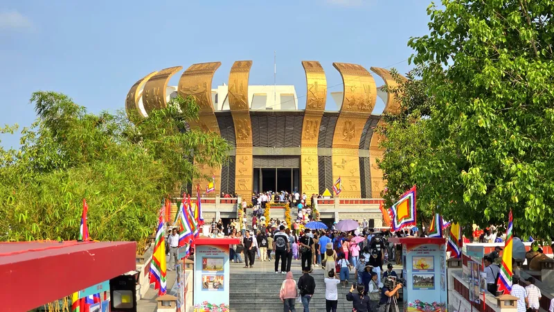 Hàng ngàn người dân ĐBSCL về Đền thờ Vua Hùng tại TP Cần Thơ