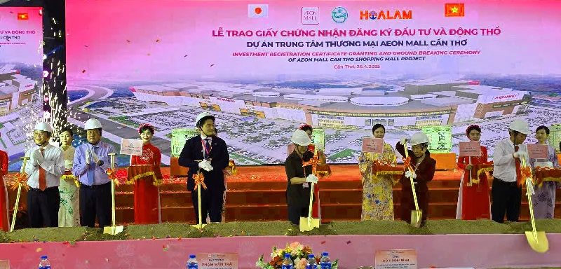 Các đại biểu thực hiện nghi thức động thổ dự án
