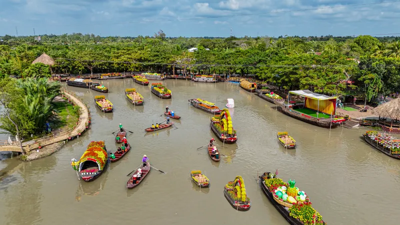Chợ nổi nằm trong Làng du lịch Mỹ Khánh