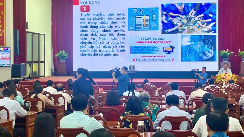 Quang cảnh phát động phong trào "Bình dân học vụ số"