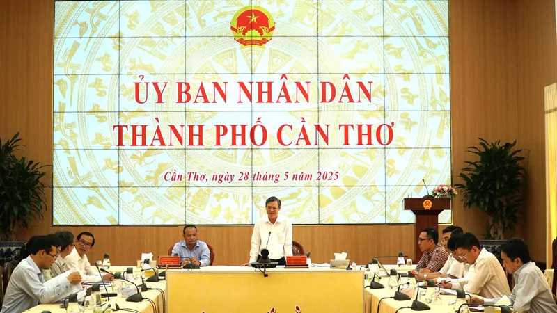 Chủ tịch UBND TP Cần Thơ Trương Cảnh Tuyên phát biểu tại hội nghị
