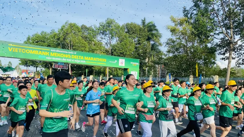 Các VĐV hào hứng bước tranh tài trên đường chạy