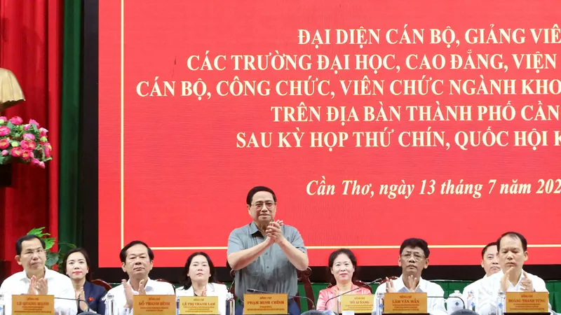 Thủ tướng Phạm Minh Chính tiếp xúc cử tri tại Trường đại học Cần Thơ