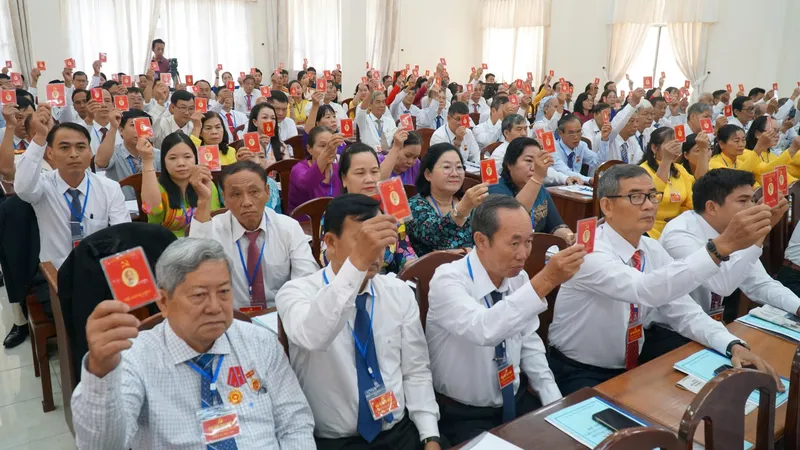 Đại biểu biểu quyết thông qua Nghị quyết Đại hội đại biểu Đảng bộ phường Bình Thủy