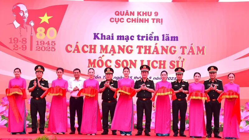 Các đại biểu cắt băng khai mạc triển lãm