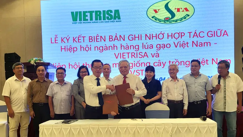 Đại diện Hiệp hội Ngành hàng lúa gạo Việt Nam và Hiệp hội Thương mại Giống cây trồng Việt Nam ký kết biên bản ghi nhớ hợp tác