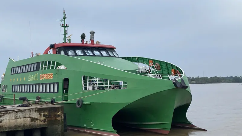  Tàu biển chở khách Mai Linh Express đang neo đậu tại Nhà máy X55