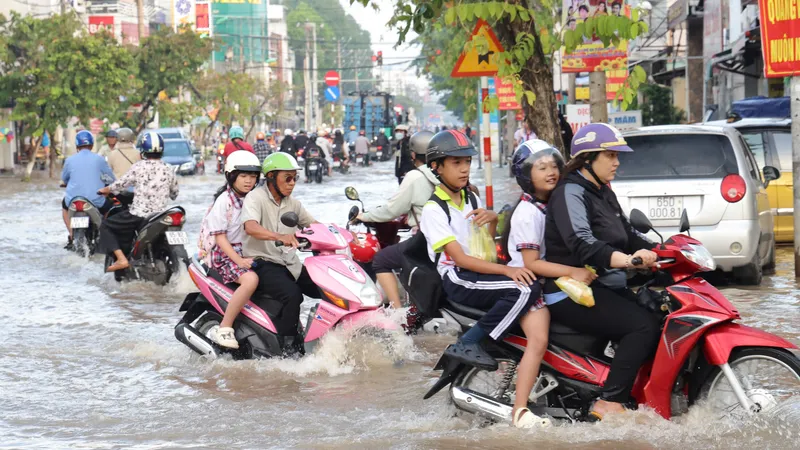 Phụ huynh chật vật trong nước đưa con em đến trường sáng 9-10 tại trung tâm TP Cần Thơ
