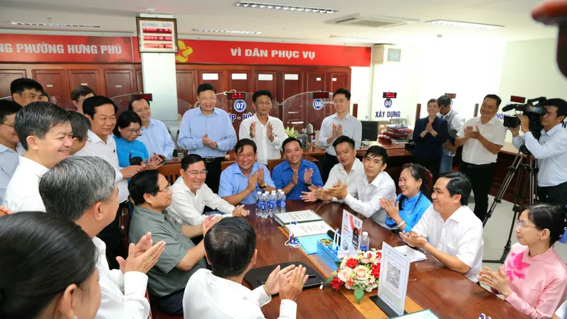 Thủ tướng Phạm Minh Chính kiểm tra và trao đổi với cán bộ tại Trung tâm phục vụ hành chính công phường Hưng Phú