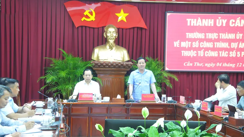 Ông Trần Văn Huyến, Phó Bí thư Thành ủy TP Cần Thơ phát biểu tại cuộc họp