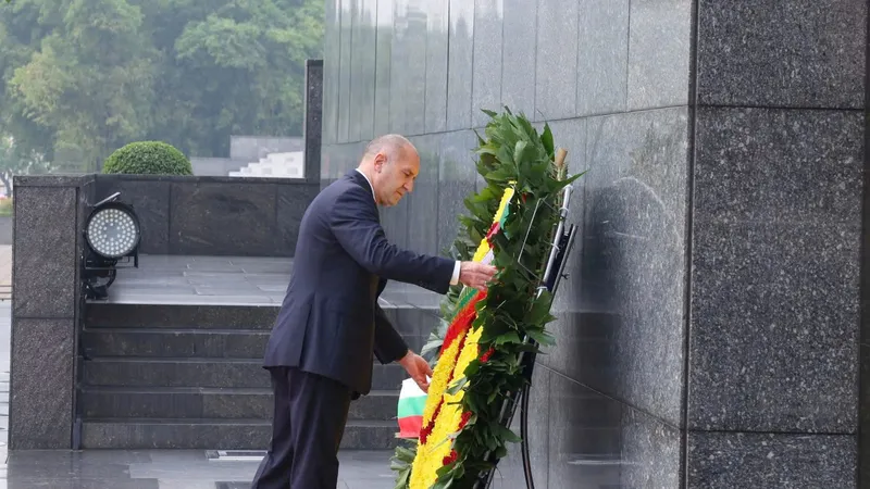 Tổng thống Bulgaria Rumen Radev và Phu nhân đặt vòng hoa tưởng niệm Chủ tịch Hồ Chí Minh