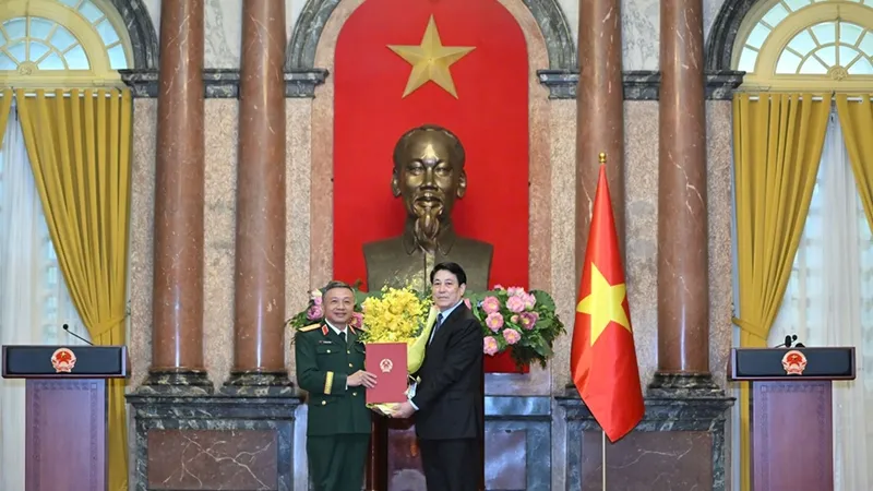 Chủ tịch nước trao quyết định thăng quân hàm Thượng tướng đối với đồng chí Lê Quang Minh