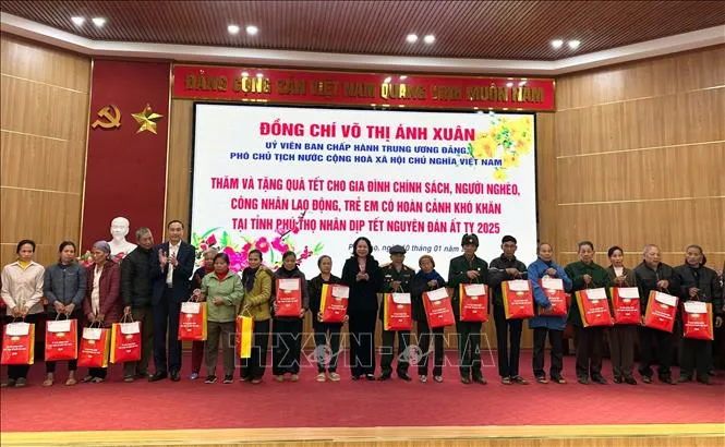 Phó Chủ tịch nước Võ Thị Ánh Xuân thăm, tặng quà và chúc tết tại tỉnh Phú Thọ