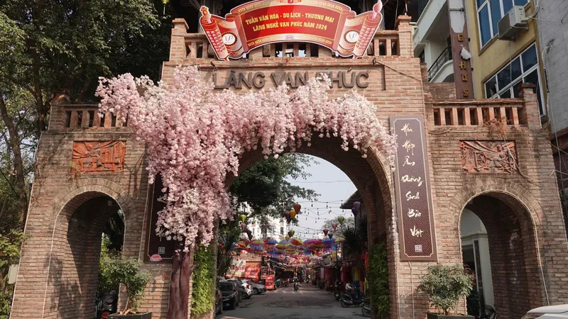 Rộn ràng làng lụa Vạn Phúc ngày cận tết
