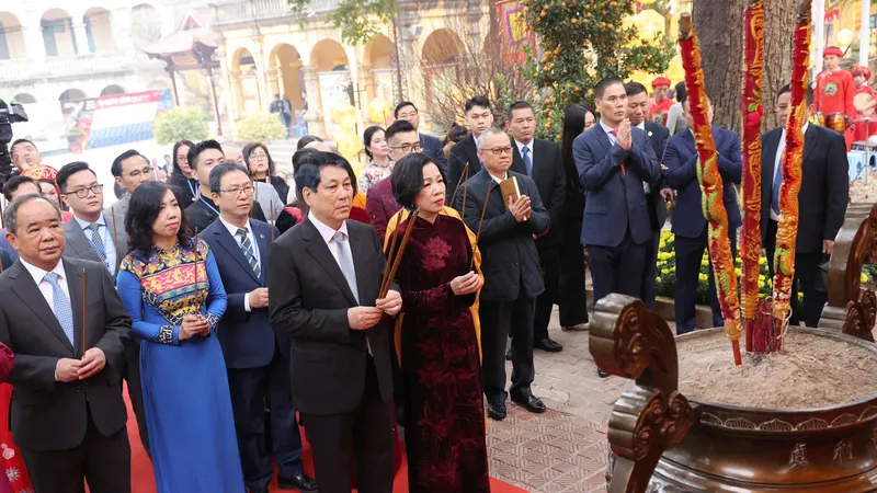 Chủ tịch nước Lương Cường cùng Phu nhân và đại diện đoàn kiều bào tiêu biểu dâng hương tại Điện Kính Thiên, sáng 19-1. Ảnh: QUANG PHÚC