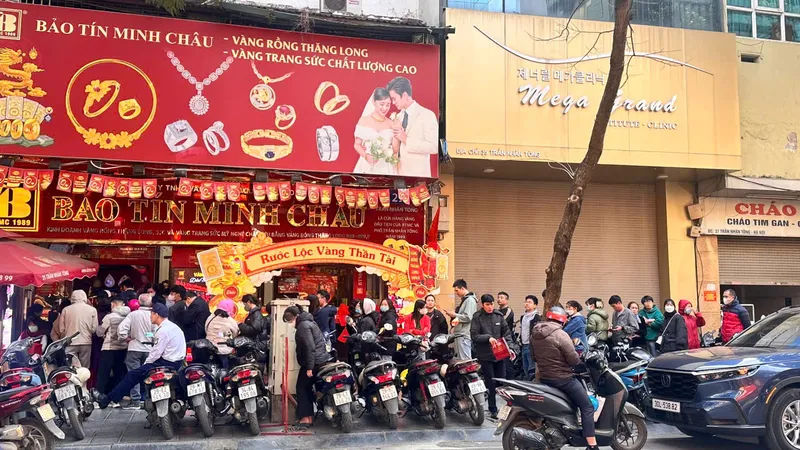 Bất chấp giá vàng tăng cao, người dân Hà Nội vẫn chen nhau chờ mua