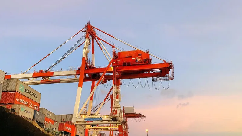 VCCI kiến nghị chỉ tăng khung giá dịch vụ bốc dỡ container 8,4%