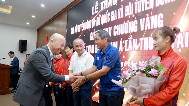 Ông Yasuhiko Imai - Phó Chủ tịch Hội đồng thành viên FE Credit chúc mừng thầy trò HLV Mai Đức Chung