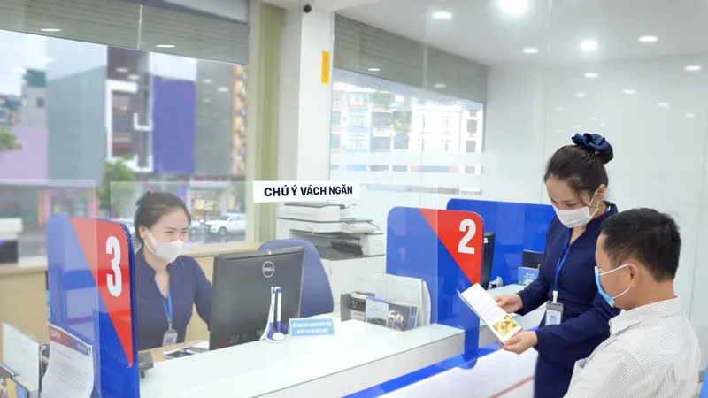 Tín dụng tăng nên nhiều ngân hàng tăng lãi suất tiết kiệm. Ảnh: PHAN LÊ