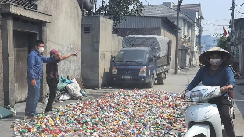 Đường làng, ngõ xóm ở xã Văn Môn (huyện Yên Phong, tỉnh Bắc Ninh) tràn ngập bụi bẩn và phế liệu