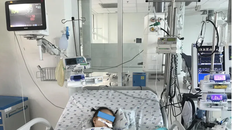 Cứu sống bé 2 tuổi bị dây ba lô siết cổ