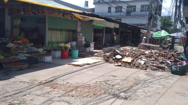 Nhiều kiốt đã được xây dựng và cho thuê của gia đình ông Thái Xuân Kiên bị địa phương quy là đất nông nghiệp