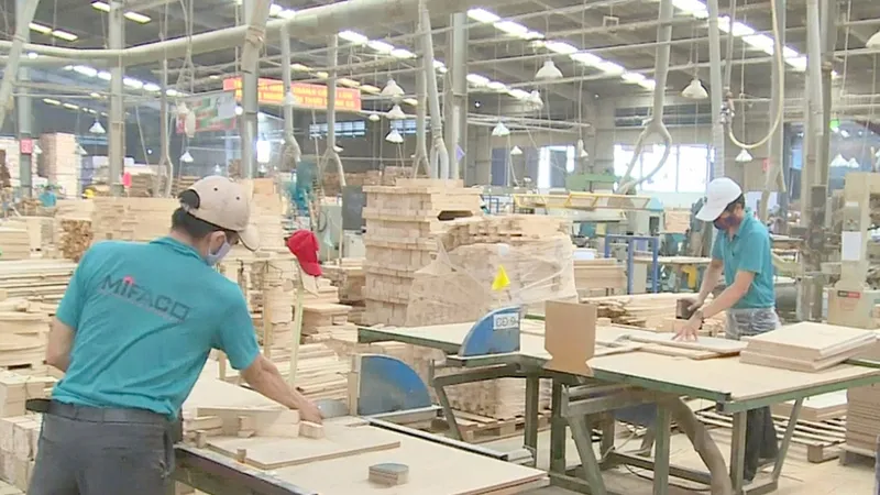 Công nhân Công ty gỗ Minh Phát (Bình Dương) sản xuất sản phẩm nội thất