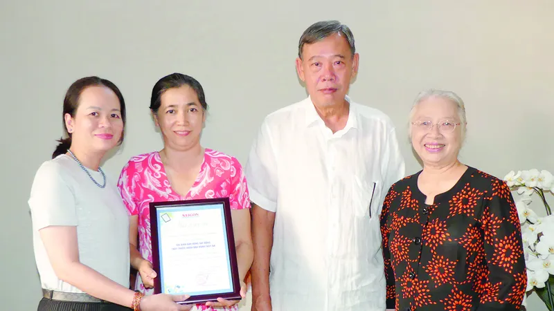 Đại diện Hội đồng quản lý Quỹ Học bổng Nguyễn Văn Hưởng tiếp nhận đóng góp của gia đình Bác sĩ Đoàn Thúy Ba
