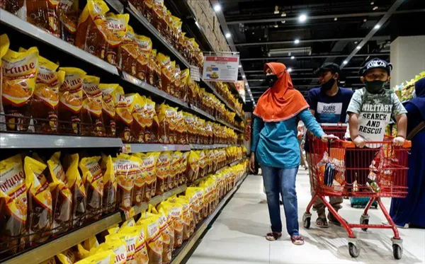 Indonesia đóng gói dầu ăn cho dân
