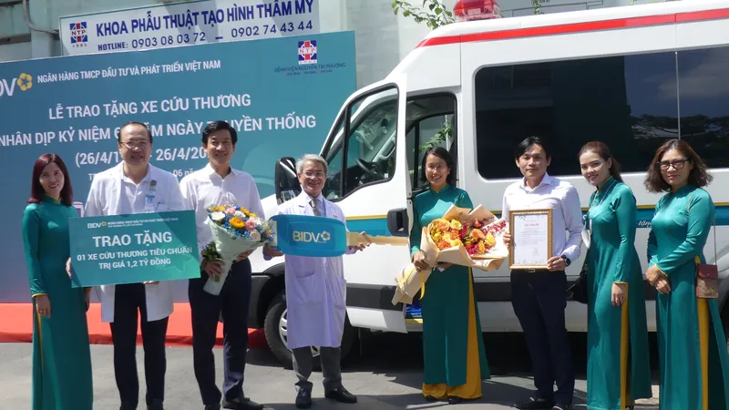 BIDV tặng xe cứu thương cho Bệnh viện Nguyễn Tri Phương