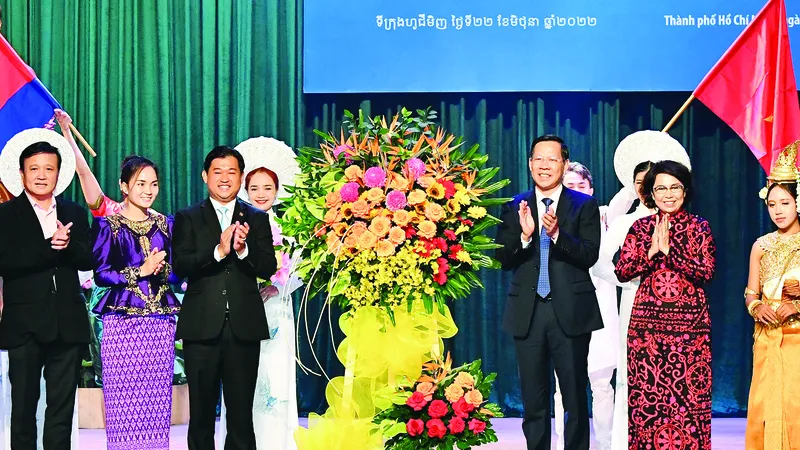 Chủ tịch UBND TPHCM Phan Văn Mãi dự lễ kỷ niệm 55 năm thiết lập quan hệ ngoại giao Việt Nam- Campuchia. Ảnh: VIỆT DŨNG