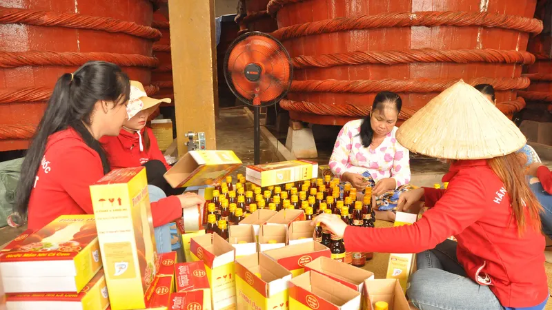 Sản xuất nước mắm Phú Quốc xuất khẩu tại một cơ sở ở ĐBSCL. Ảnh: QUỐC BÌNH