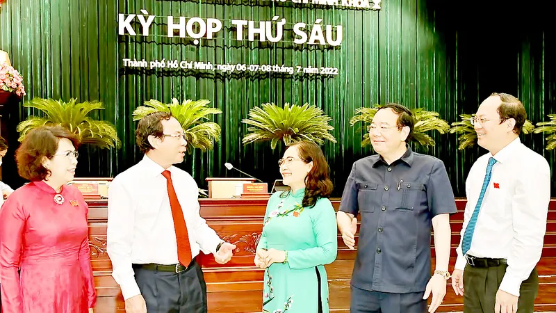 Bí thư Thành ủy TPHCM Nguyễn Văn Nên trao đổi cùng các đại biểu tại kỳ họp. Ảnh: VIỆT DŨNG