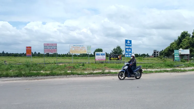 Quanh vòng xoay trung tâm thành phố mới Nhơn Trạch chỉ toàn đất trống, đồng cỏ và vườn mì