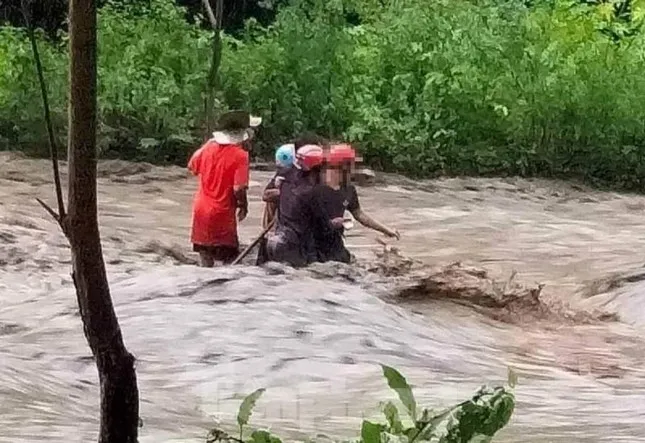 Lũ cuốn trôi 4 người ở Cao Bằng