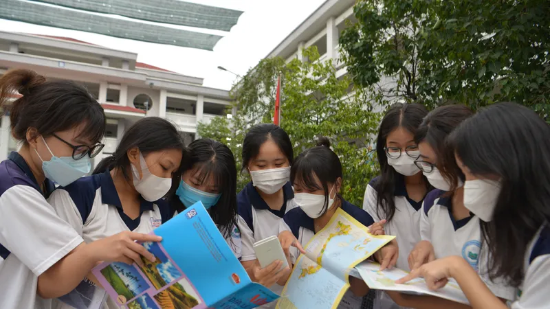 Thí sinh dự thi bài thi tổ hợp Khoa học Xã hội tại điểm thi Trường THCS Lý Thánh Tông. Ảnh: CAO THĂNG