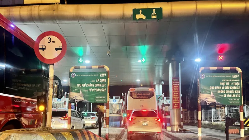 Sau ngày 1-8, các trạm thu phí chỉ có 1 làn hỗn hợp. Ảnh: HOÀNG HÙNG