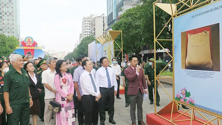 Khai mạc triển lãm Thành phố Hồ Chí Minh khắc sâu đạo lý “Uống nước nhớ nguồn”