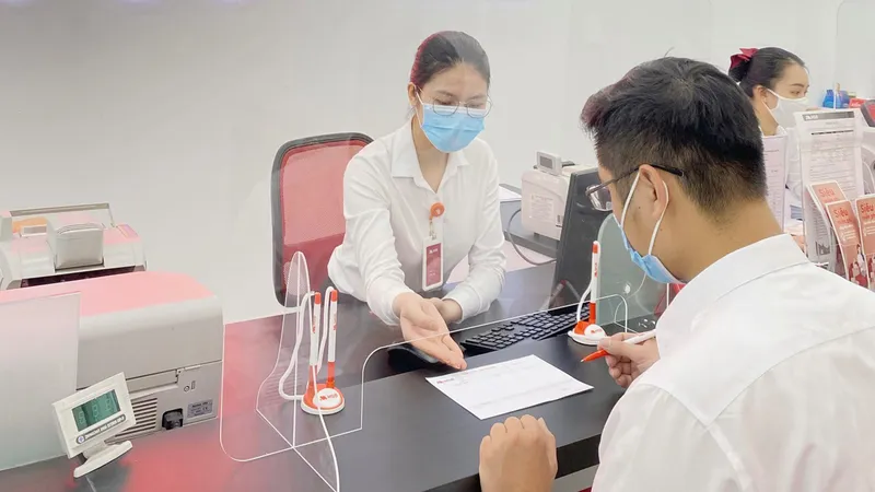 Khách hàng giao dịch tại ngân hàng. Ảnh: Minh Huy