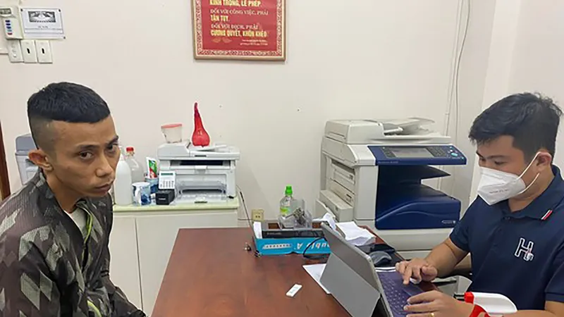 Công an lấy lời khai một đối tượng trong đường dây đánh bạc