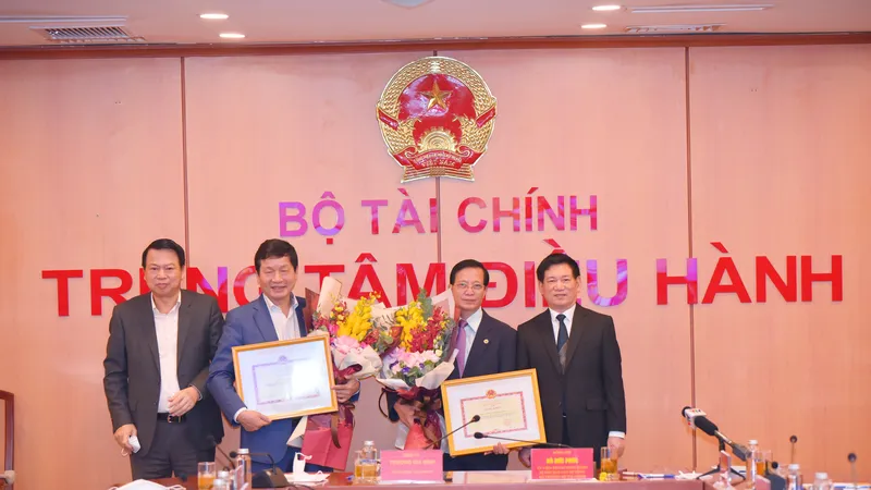 Bộ trưởng Hồ Đức Phớc trao bằng khen cho Tập đoàn Sovico và Tập đoàn FPT tại buổi lễ trực tuyến giữa 2 đầu cầu Bộ Tài chính và TPHCM, tháng 10-2021.