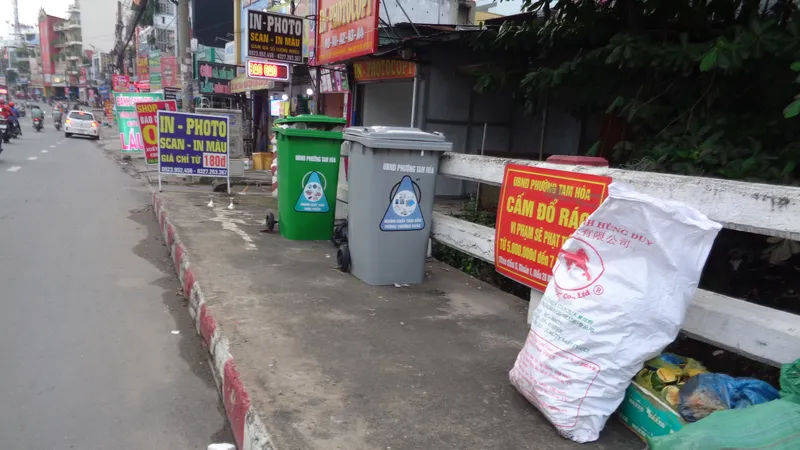 Dù đã có bảng cấm, thùng rác nhưng nhiều người vẫn vứt rác không đúng nơi quy định