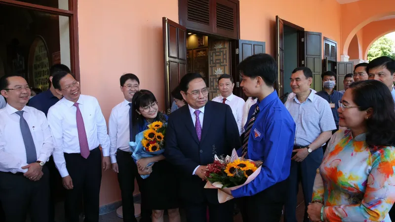 Lãnh đạo Đảng, Nhà nước và TPHCM chúc mừng các đảng viên trẻ là học sinh THPT được đứng vào hàng ngũ của Đảng. Ảnh: Hồng Hải