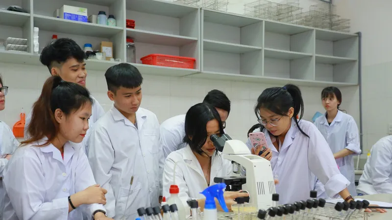 Sinh viên Trường ĐH Quốc tế (ĐH Quốc gia TPHCM) trong giờ học thực hành