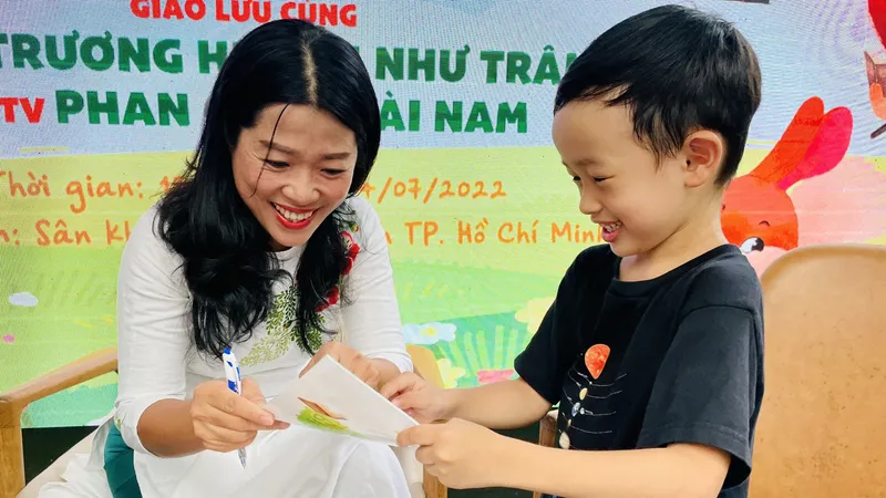 Nhà văn Trương Huỳnh Như Trân ký tặng bạn đọc nhí nhân dịp ra mắt bộ sách tranh Chuyện ở rừng Vi vu 