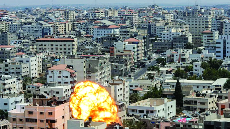 Cột lửa bốc lên tại Dải Gaza sau đợt không kích của Israel ngày 6-8. Ảnh: Reuters