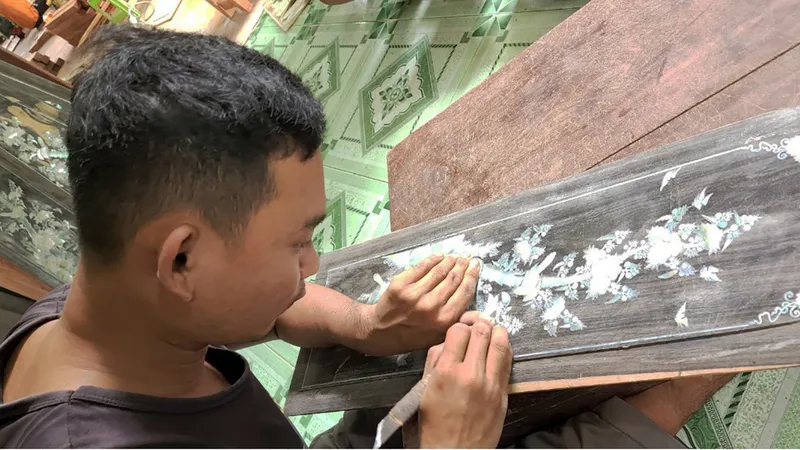 Công đoạn tách, tạo đường nét trên xà cừ 