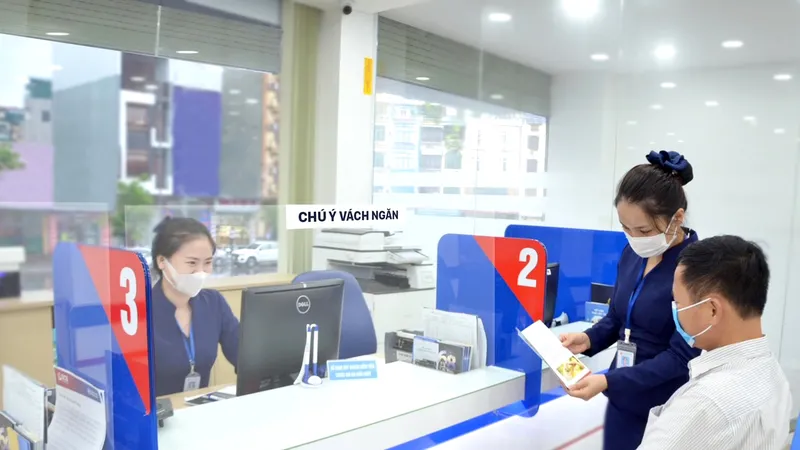 Nhiều ngân hàng áp dụng chính sách có lợi cho khách hàng để thu hút tiền gửi. Ảnh: MINH HUY