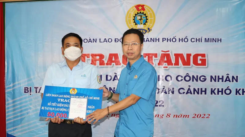 Tặng sổ tiết kiệm dài hạn cho 2 công nhân gặp khó khăn